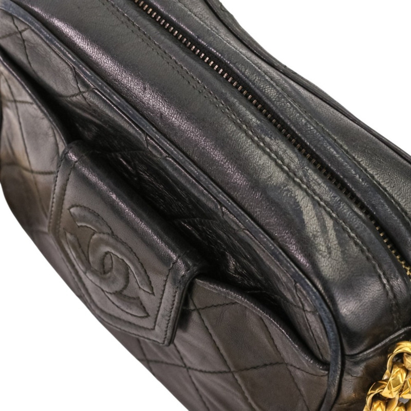 香奈兒 (CHANEL) 絎縫鏈條單肩包，飾有 Coco 標誌吊飾，相機包，黑色，女士-13