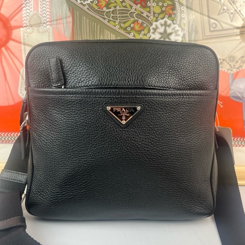 Prada普拉達三角標黑色新款荔枝皮郵差包 配件：卡