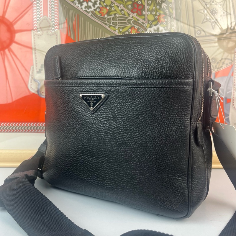 Prada普拉達三角標黑色新款荔枝皮郵差包 配件：卡-2