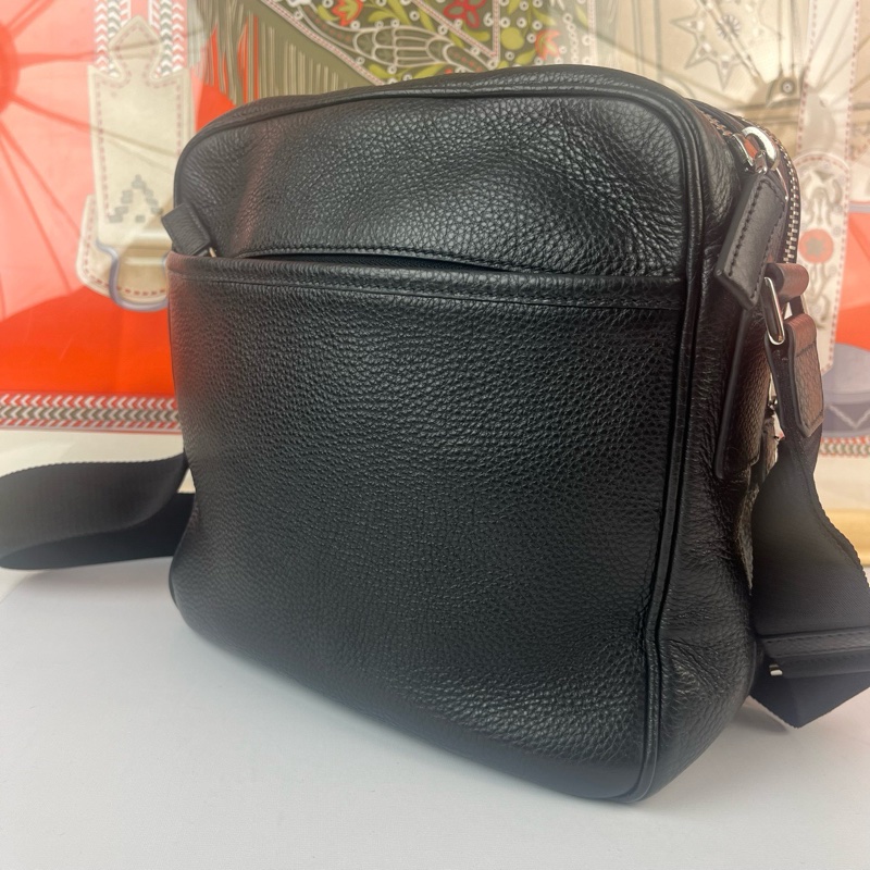 Prada普拉達三角標黑色新款荔枝皮郵差包 配件：卡-3