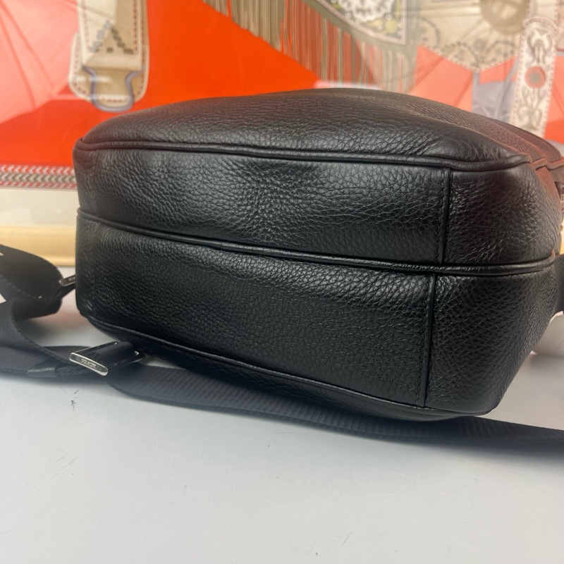 Prada普拉達三角標黑色新款荔枝皮郵差包 配件：卡-4