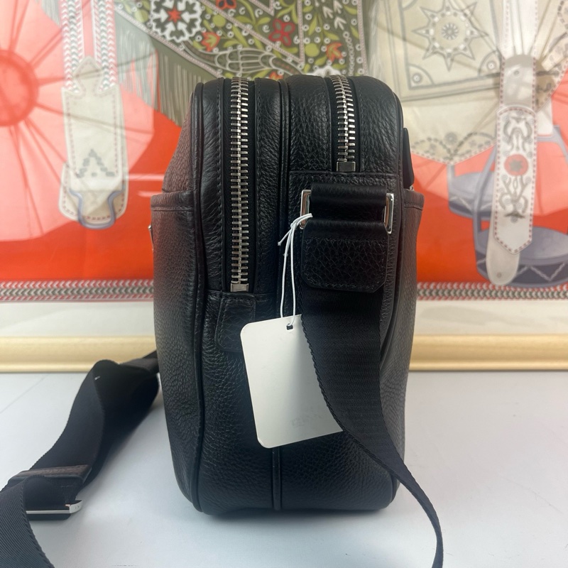 Prada普拉達三角標黑色新款荔枝皮郵差包 配件：卡-5