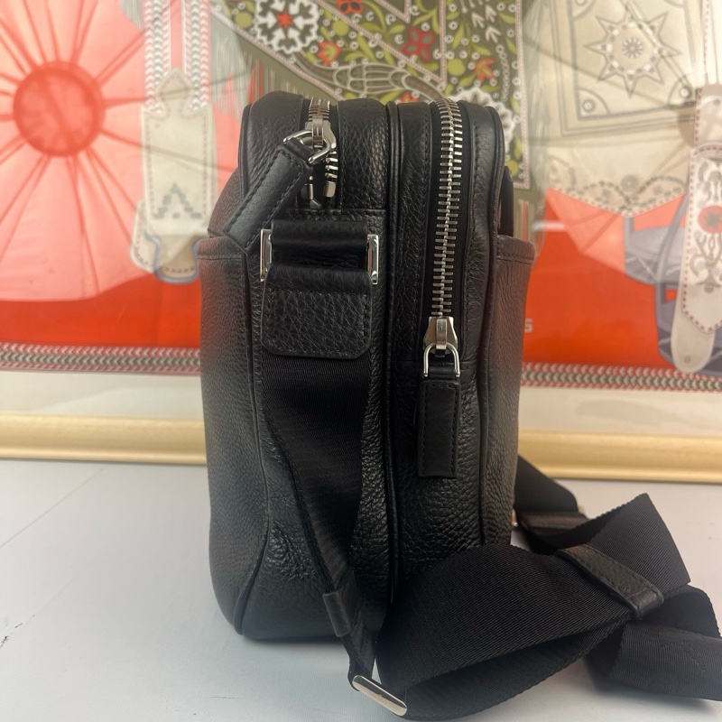 Prada普拉達三角標黑色新款荔枝皮郵差包 配件：卡-6