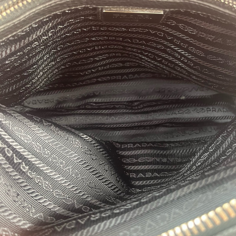 Prada普拉達三角標黑色新款荔枝皮郵差包 配件：卡-7