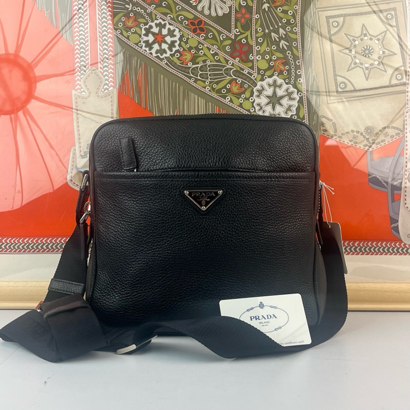 Prada普拉達三角標黑色新款荔枝皮郵差包 配件：卡-8