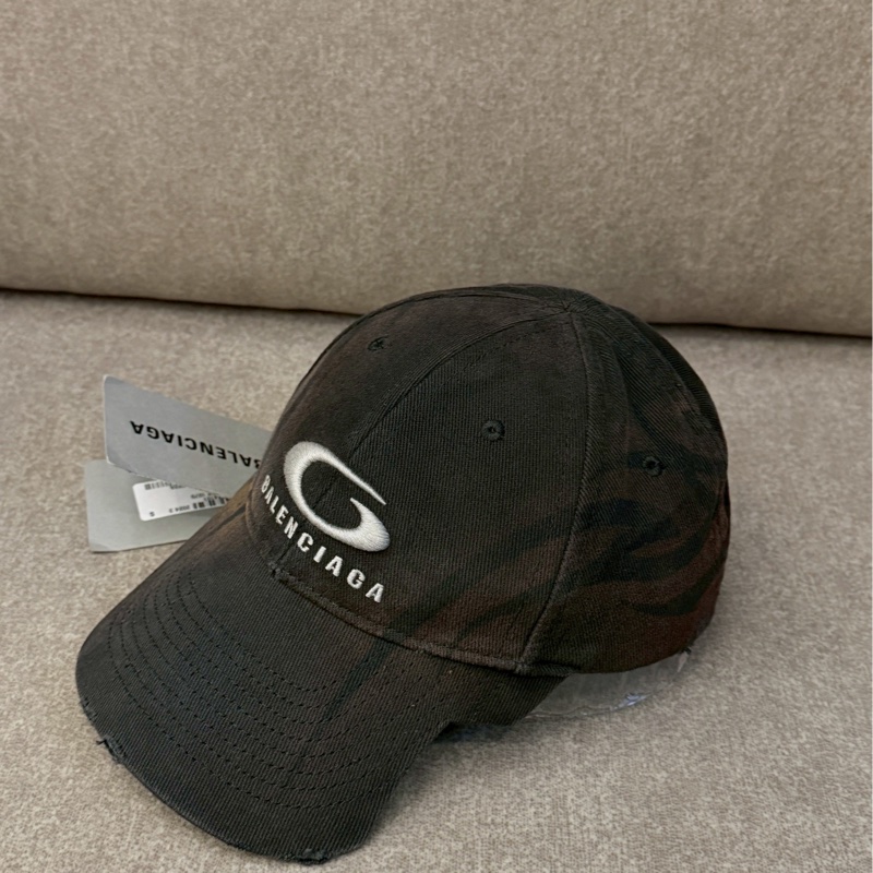 巴黎世家做髒刺繡缺角帽-1