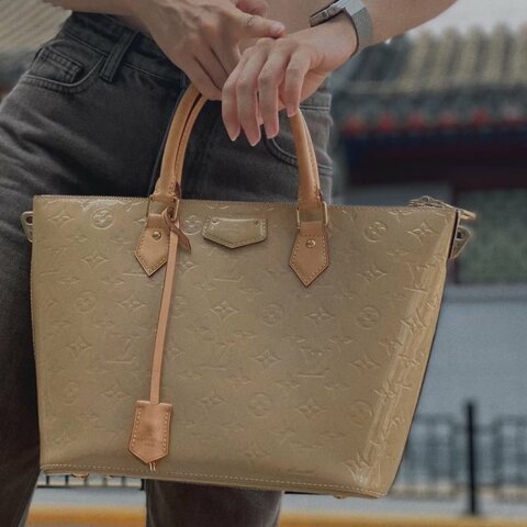 LV 漆皮手提斜背包 黃色 中號 28.5*14*25  98新配件鑰匙*2 鎖 肩帶 塵袋
