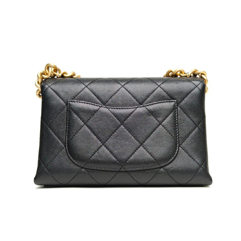 CHANEL 21B口蓋包黑色荔枝牛皮晶片金扣字母LOGO肩背包-2