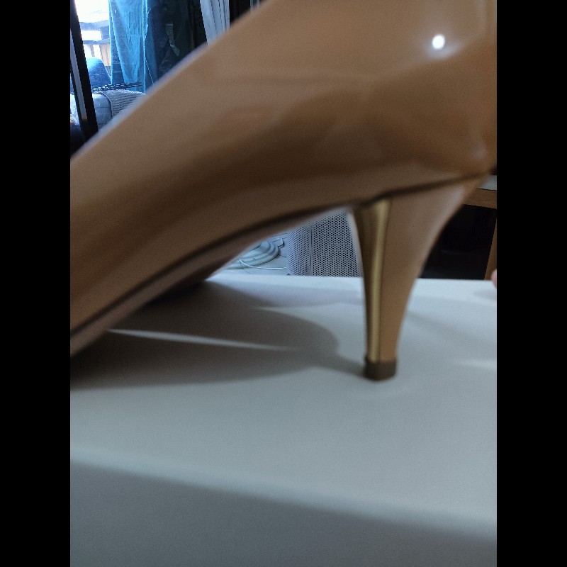 YSL漆皮尖頭高跟鞋，典雅細跟設計，跟內金屬質感設計，高度適中，穿著舒適！-6
