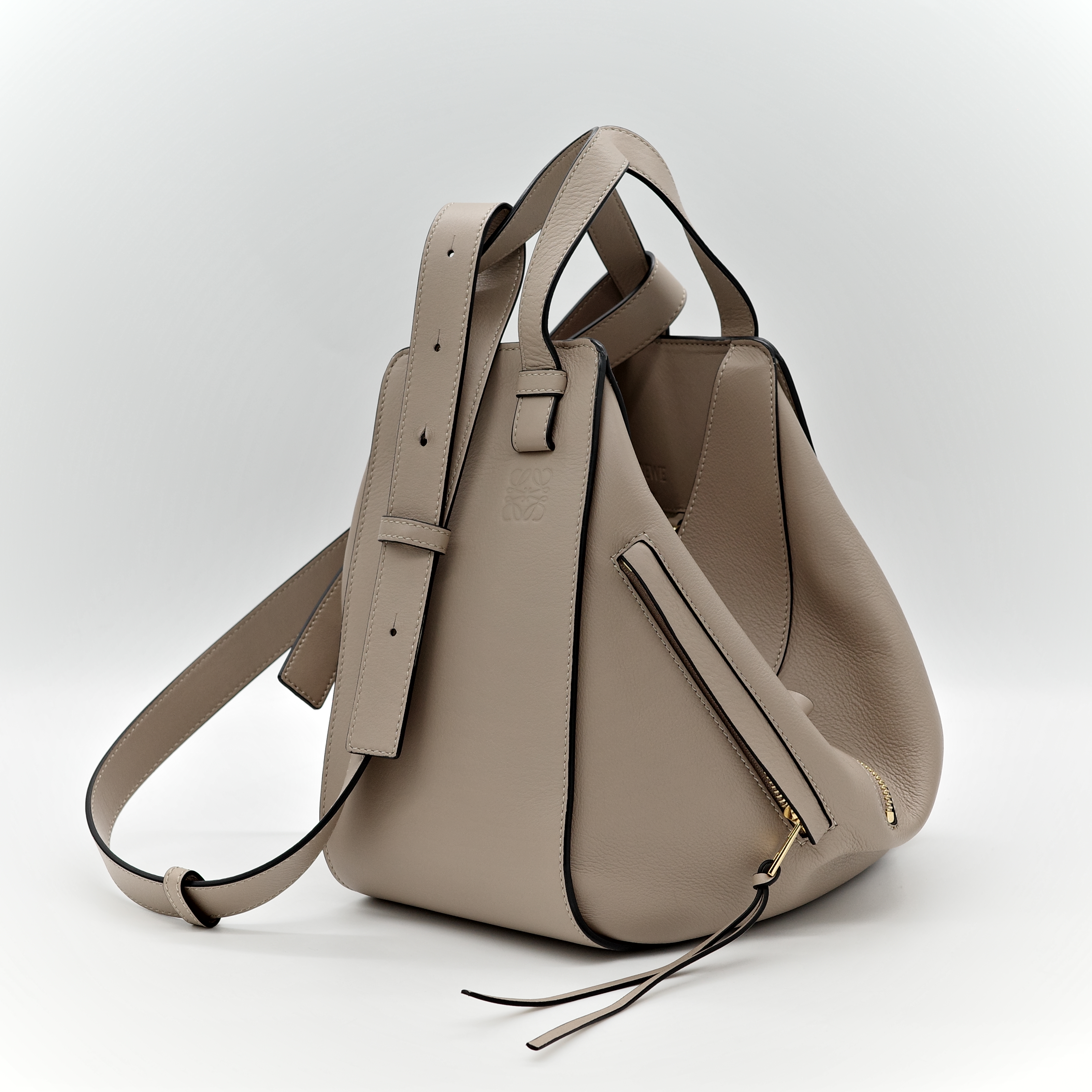 LOEWE 羅意威 Hammock 沙色 吊床包 斜背包-2
