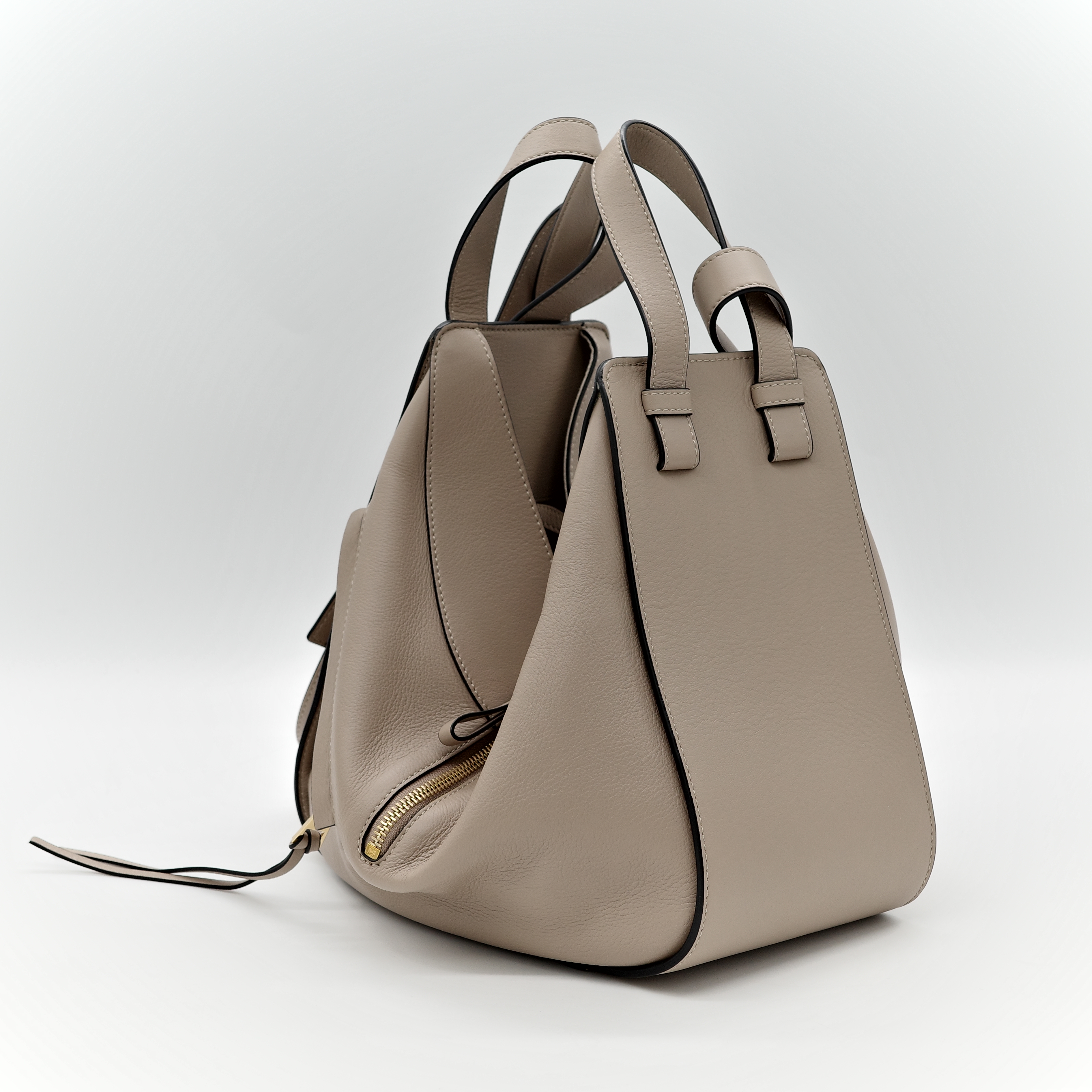 LOEWE 羅意威 Hammock 沙色 吊床包 斜背包-3