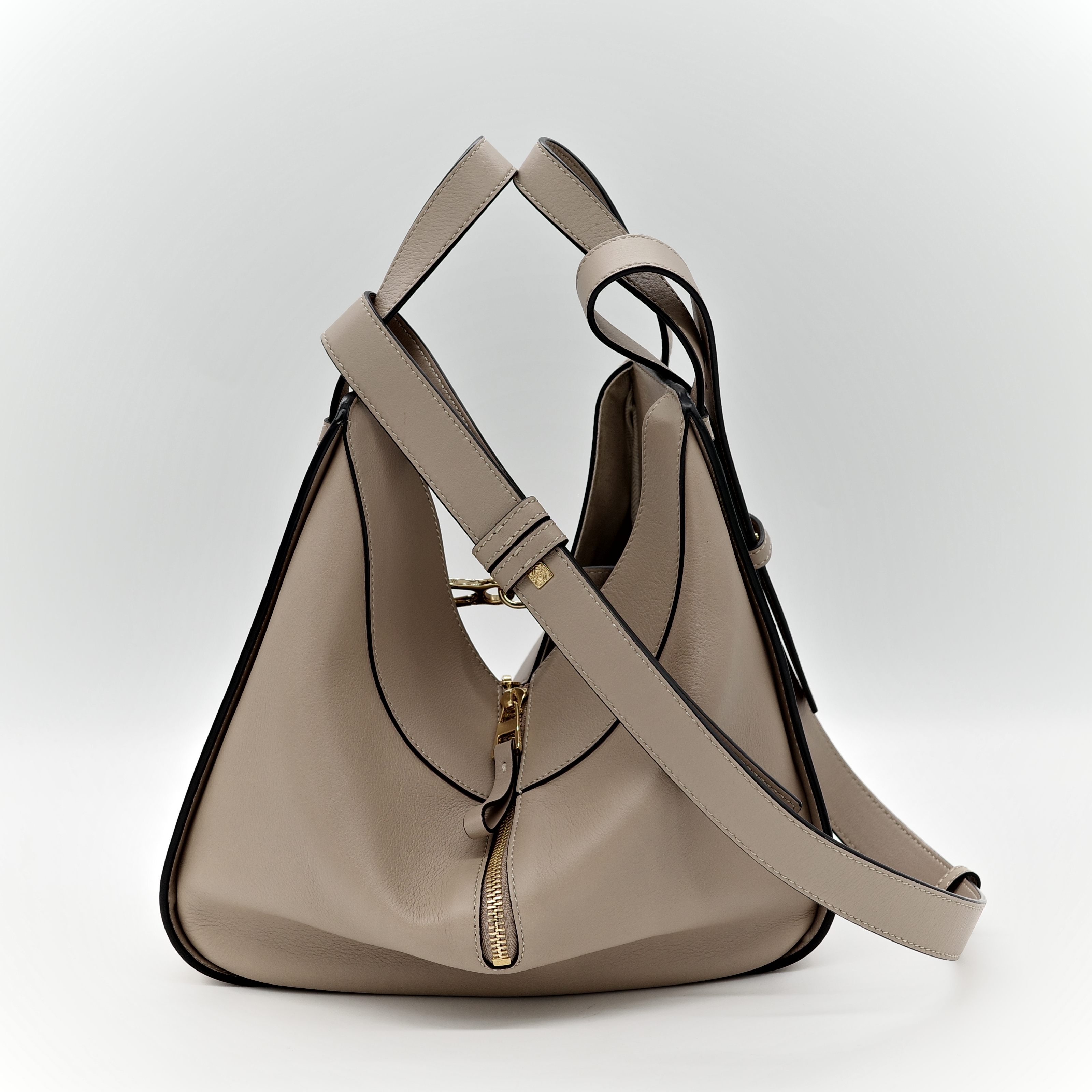 LOEWE 羅意威 Hammock 沙色 吊床包 斜背包-4