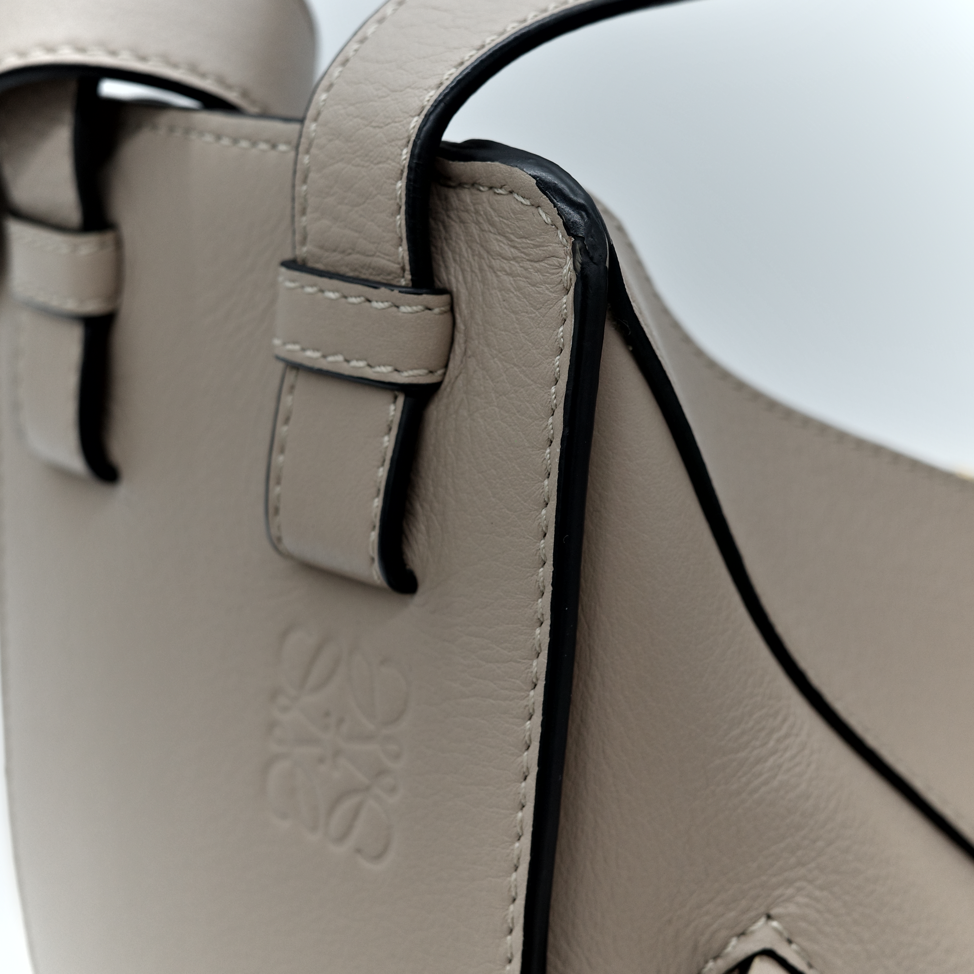 LOEWE 羅意威 Hammock 沙色 吊床包 斜背包-6