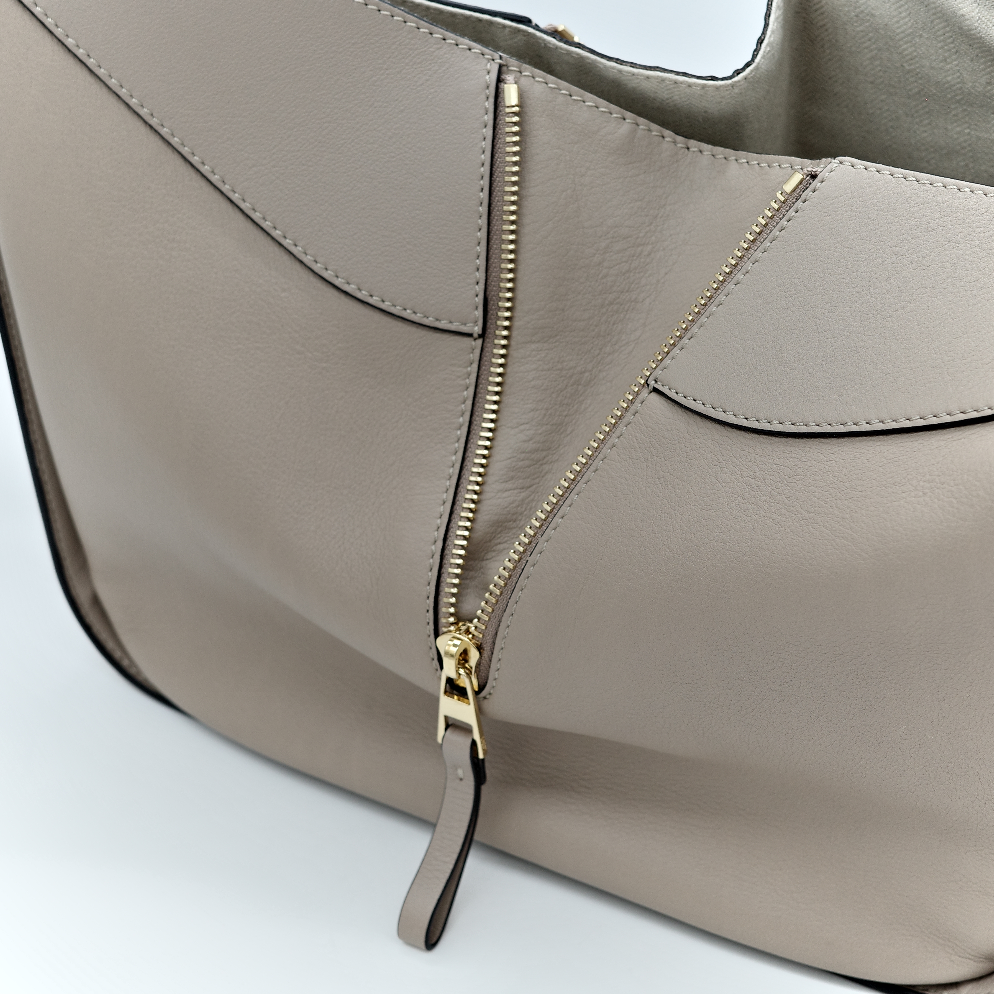 LOEWE 羅意威 Hammock 沙色 吊床包 斜背包-9