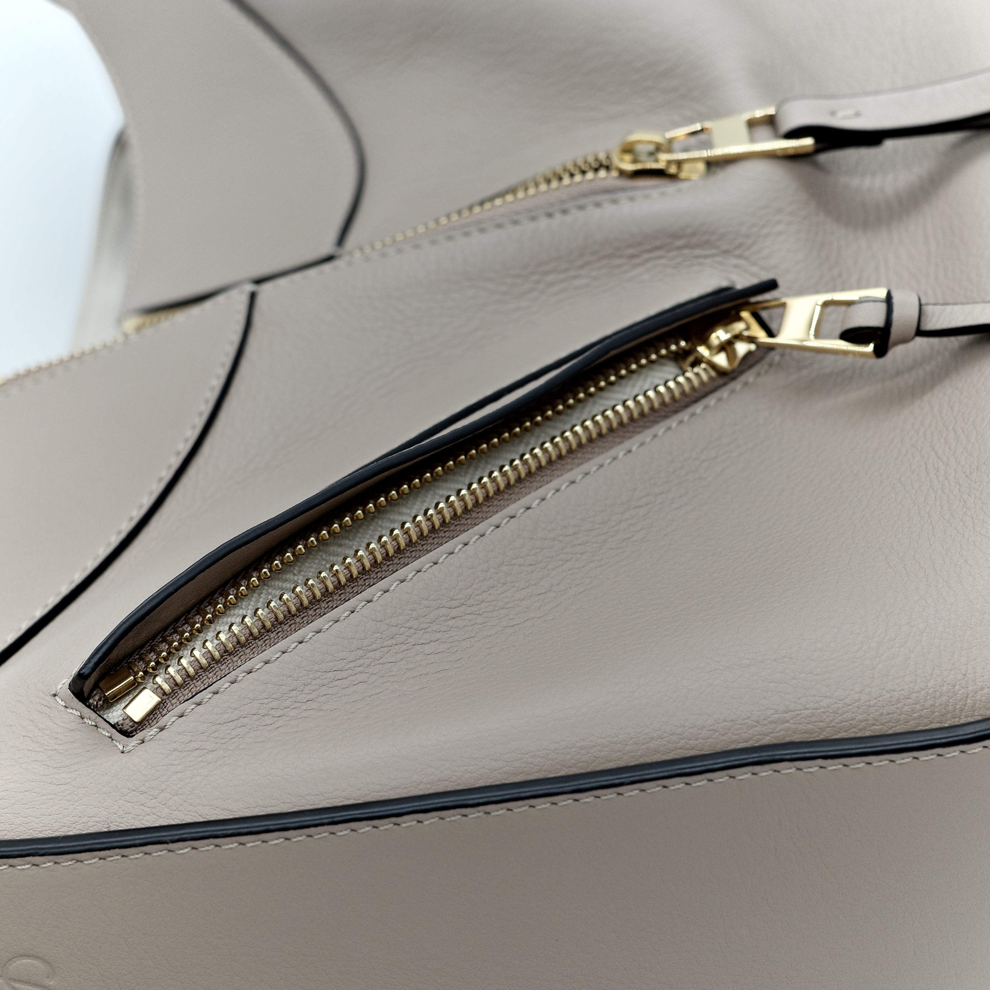LOEWE 羅意威 Hammock 沙色 吊床包 斜背包-10