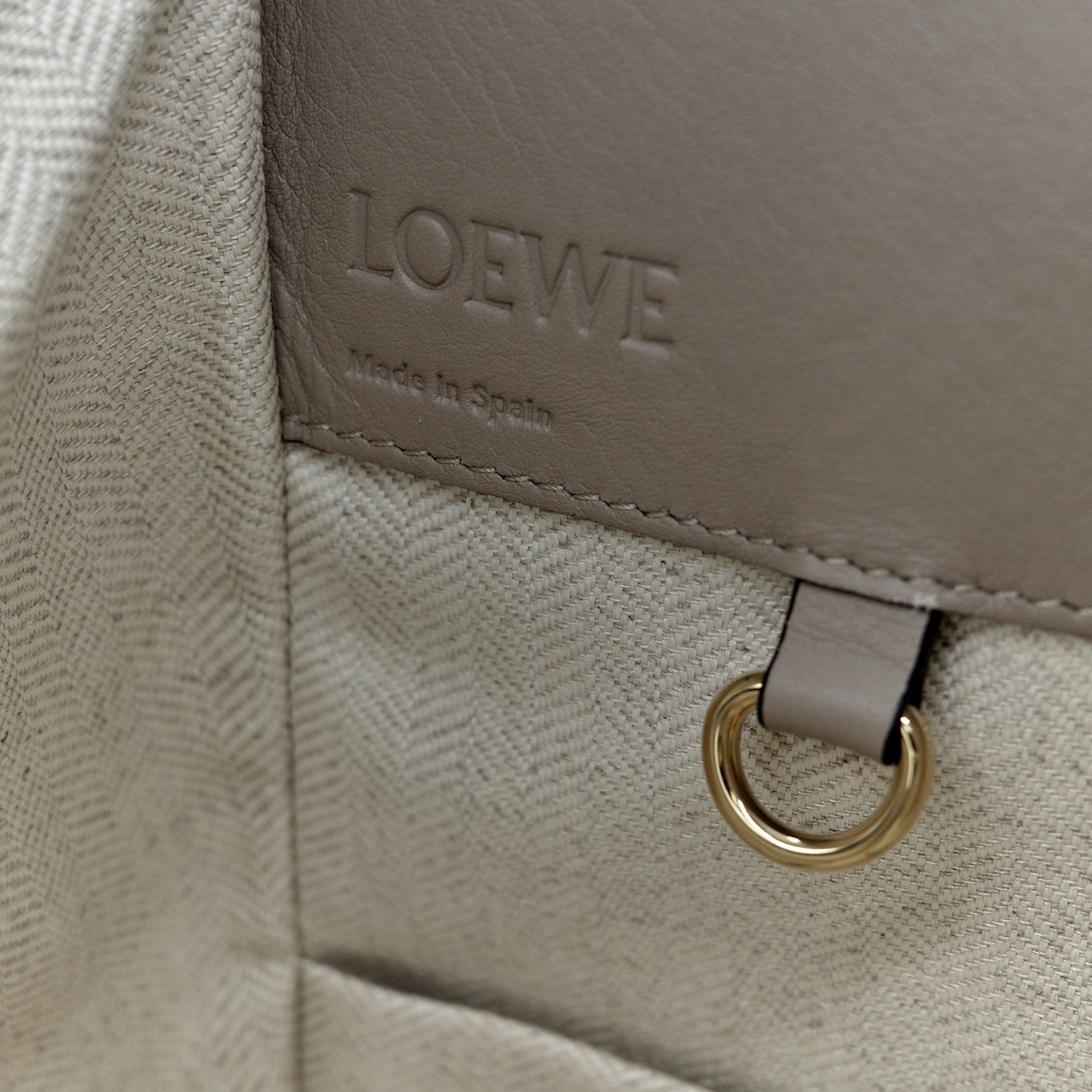 LOEWE 羅意威 Hammock 沙色 吊床包 斜背包-13