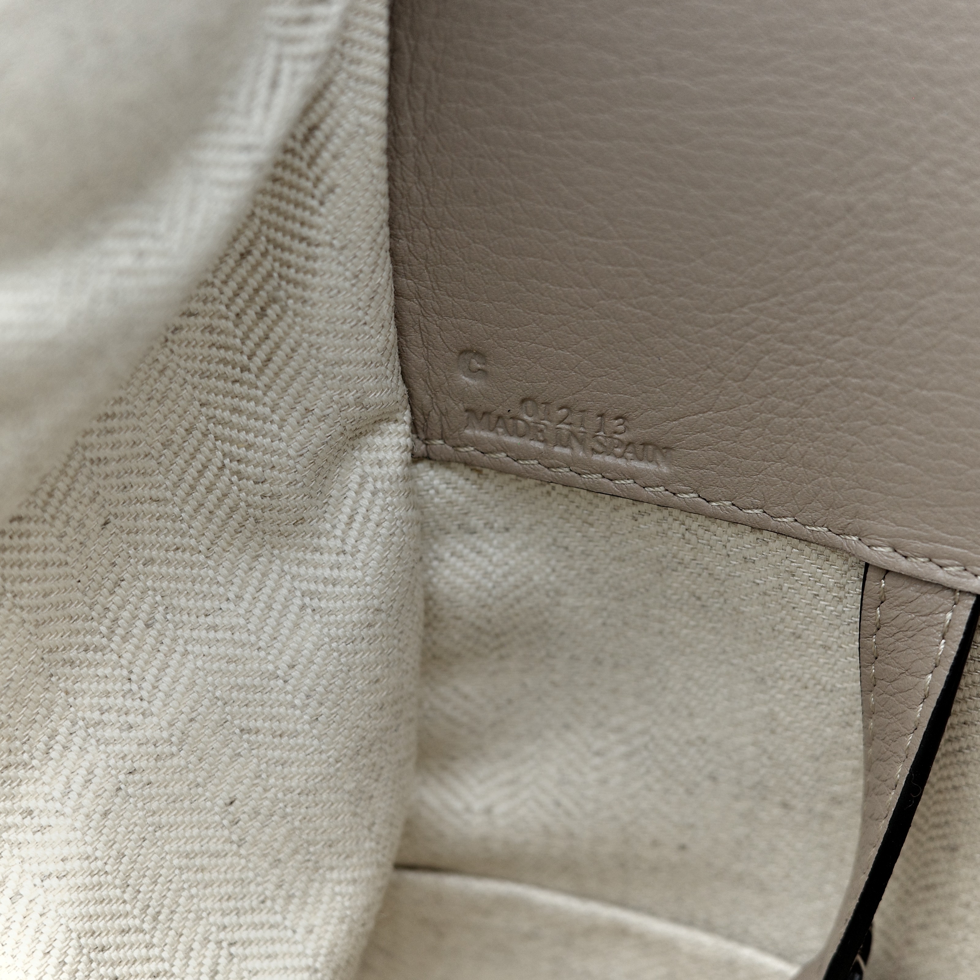 LOEWE 羅意威 Hammock 沙色 吊床包 斜背包-15