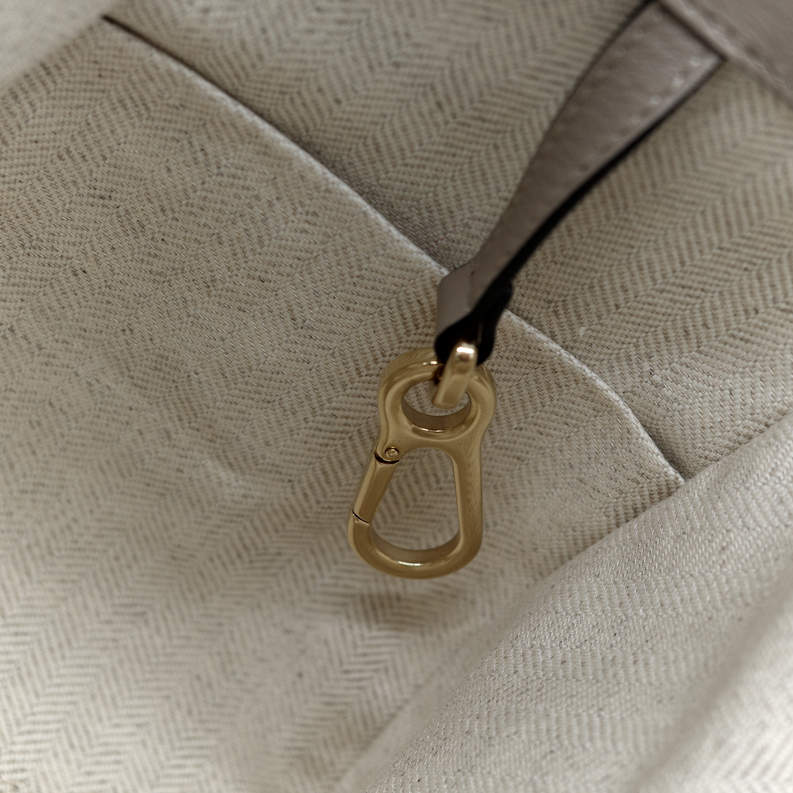 LOEWE 羅意威 Hammock 沙色 吊床包 斜背包-16