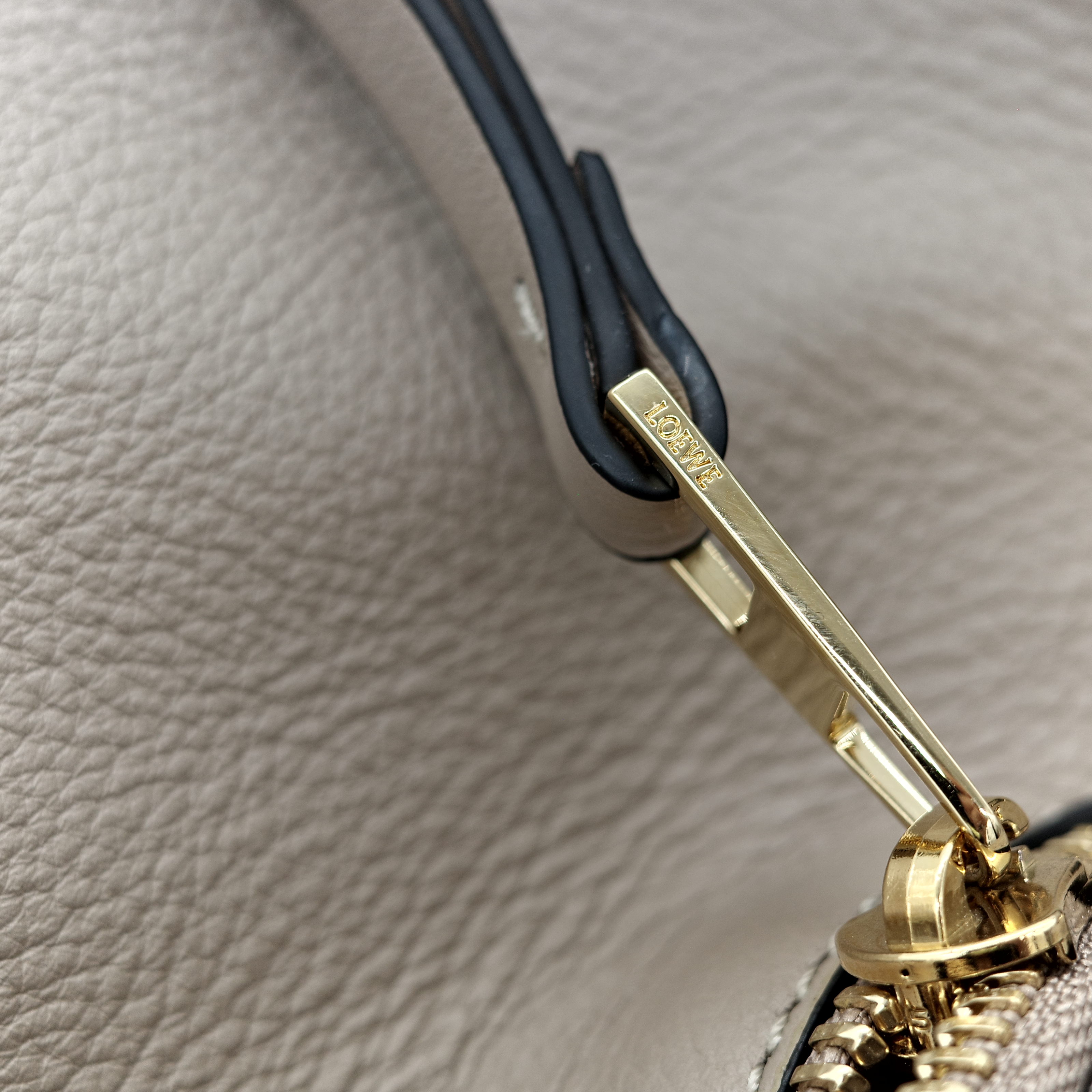 LOEWE 羅意威 Hammock 沙色 吊床包 斜背包-17