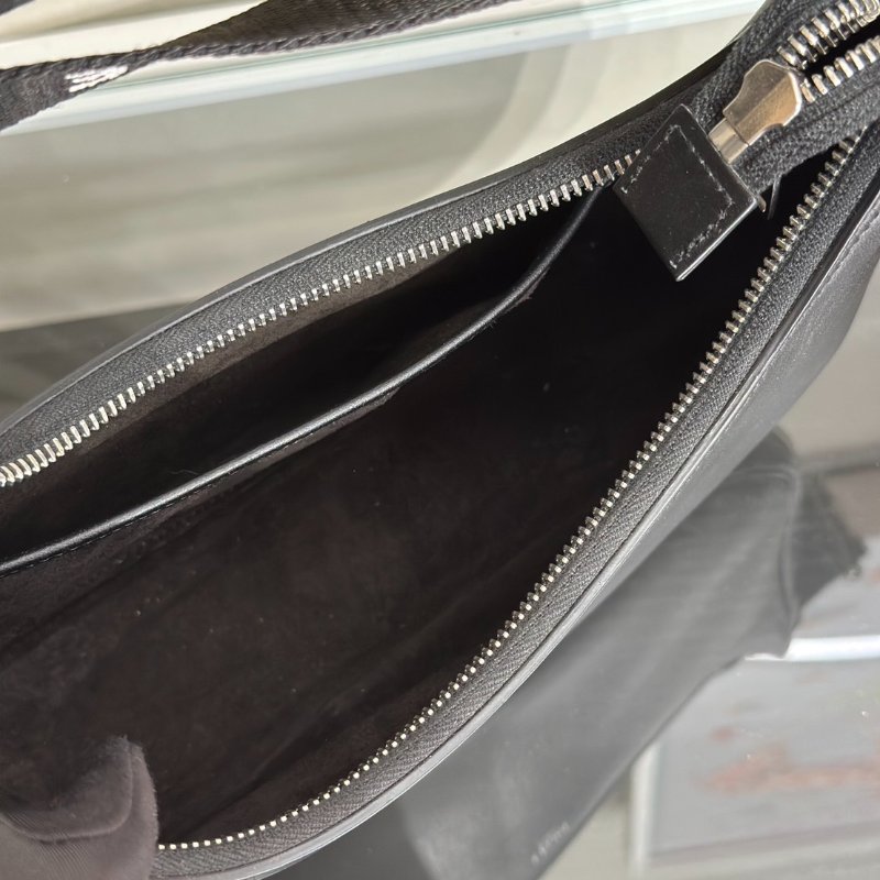 CELINE 字母背帶牛皮AVA腋下包 - 黑-6