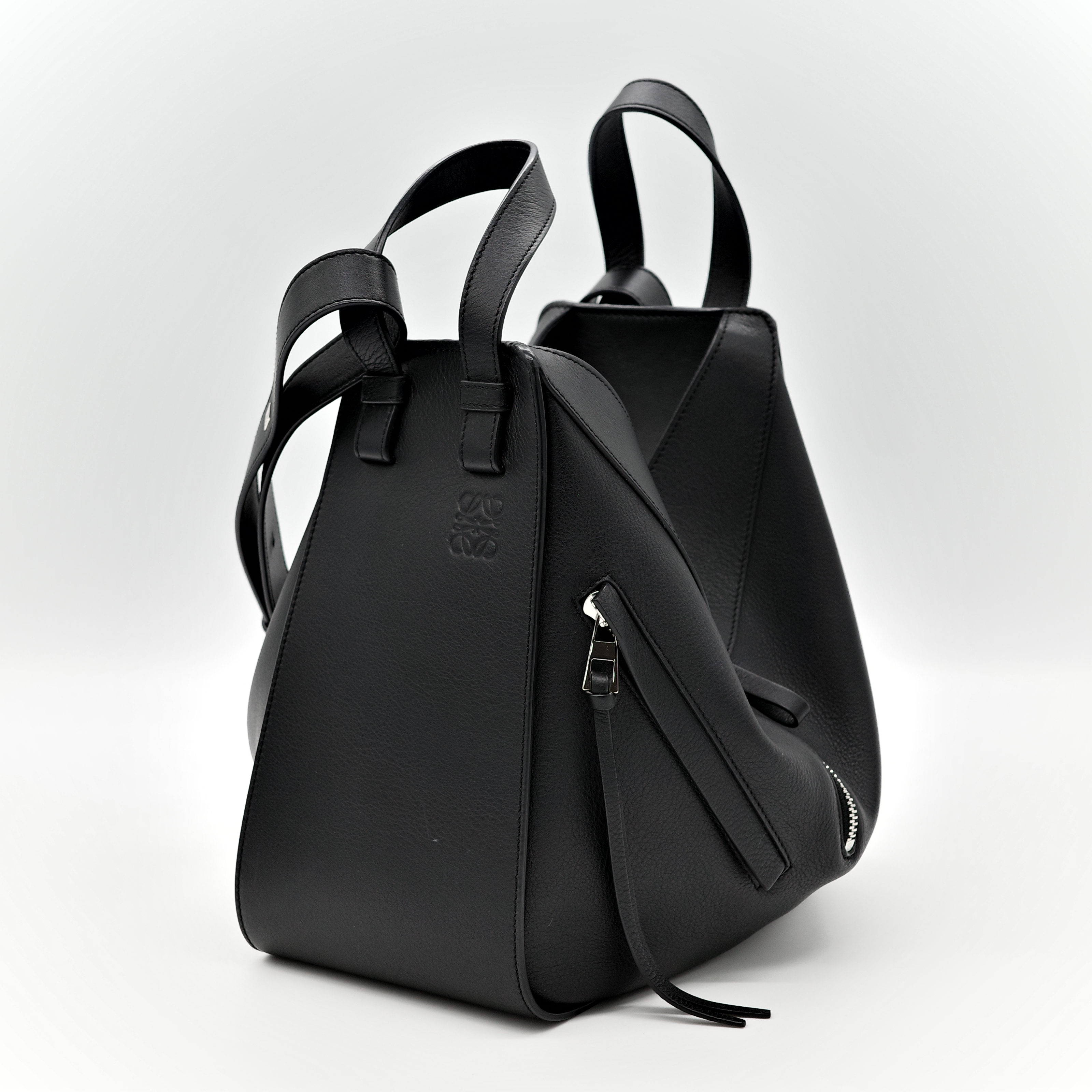 LOEWE 羅意威 Hammock 黑色 吊床包 斜背包-2