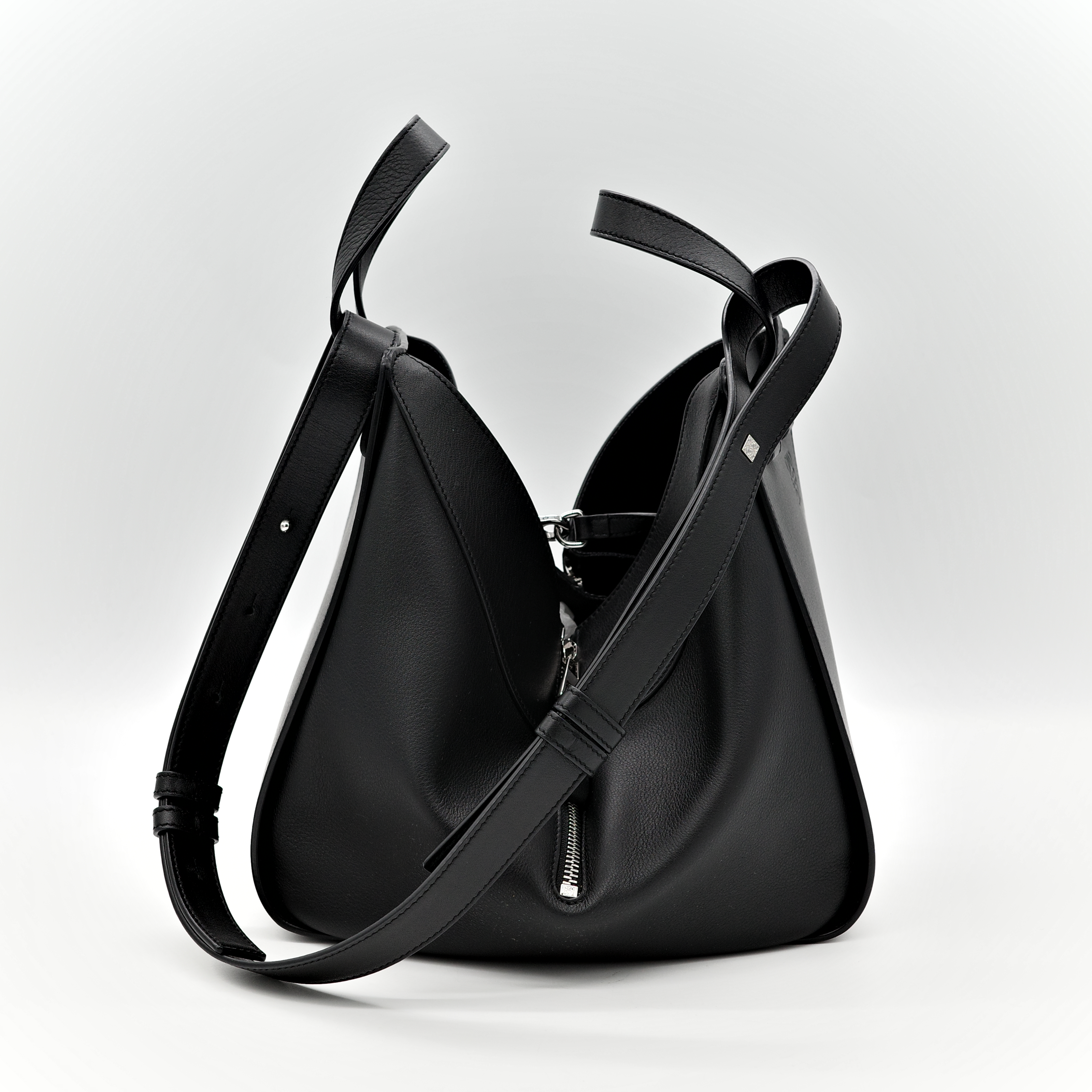 LOEWE 羅意威 Hammock 黑色 吊床包 斜背包-4