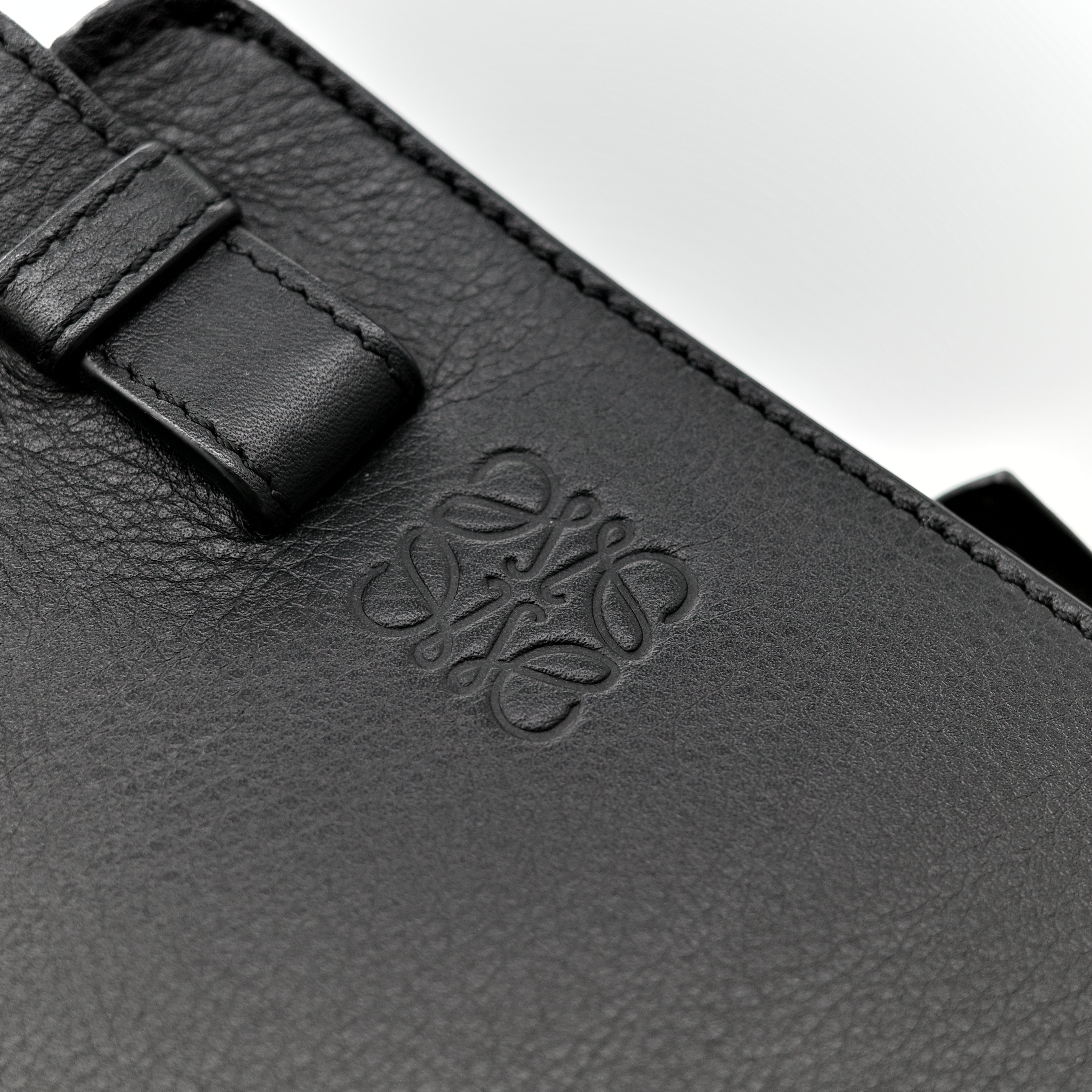 LOEWE 羅意威 Hammock 黑色 吊床包 斜背包-8