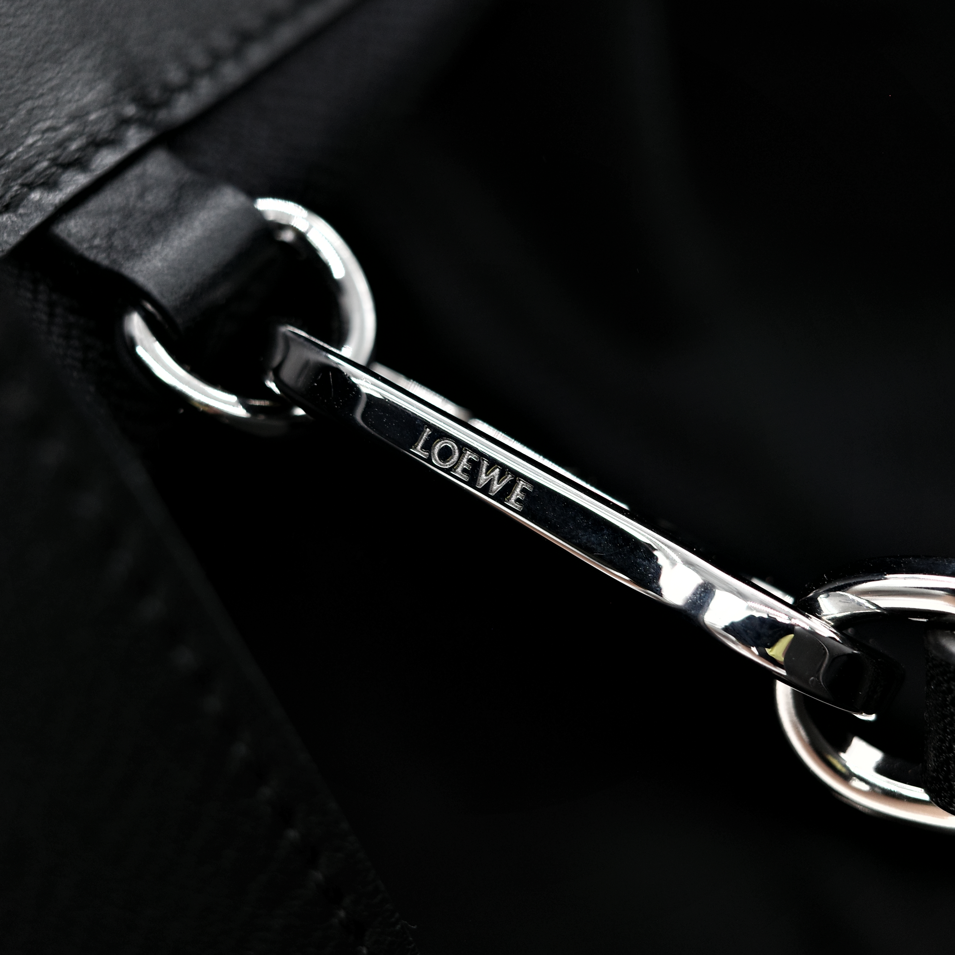 LOEWE 羅意威 Hammock 黑色 吊床包 斜背包-11