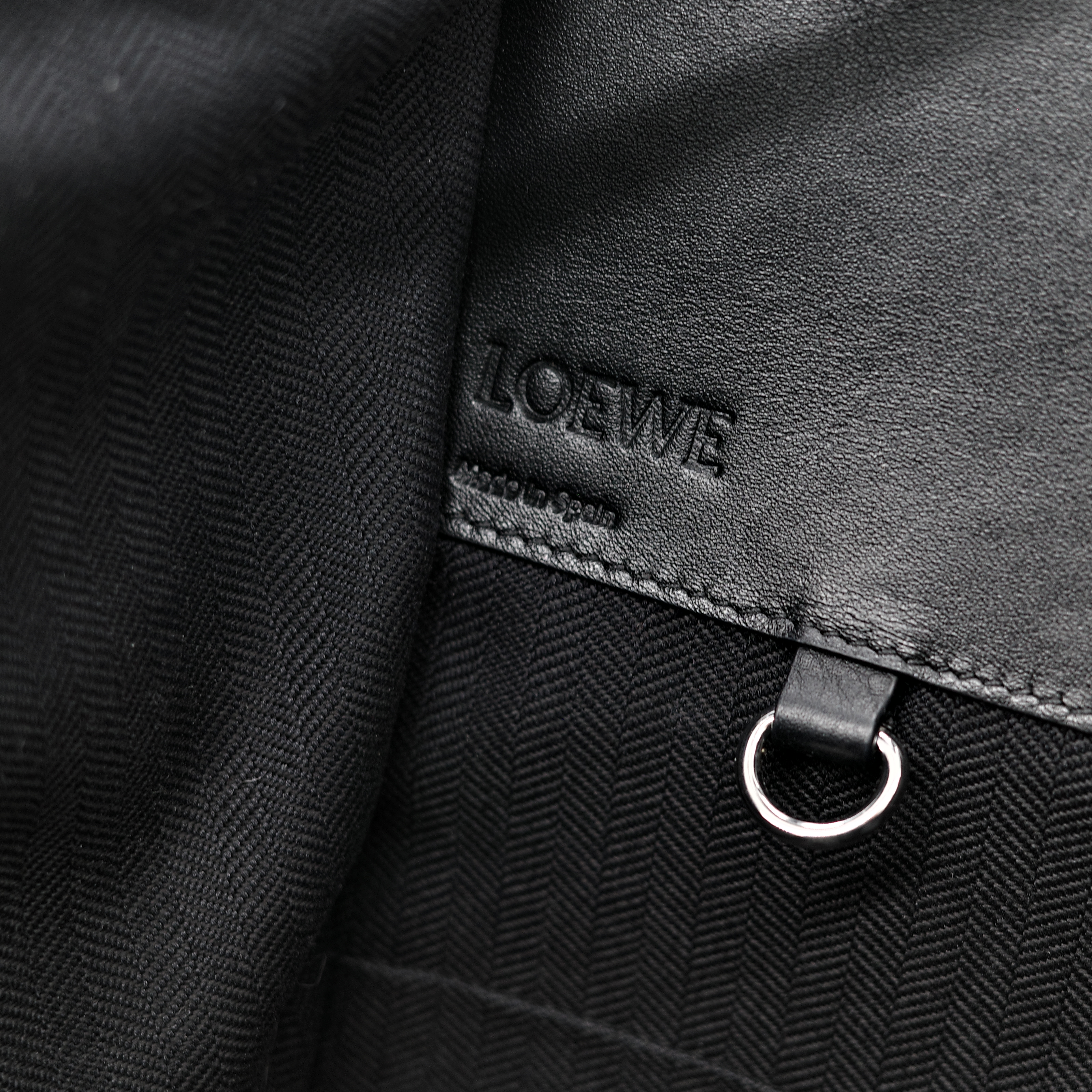 LOEWE 羅意威 Hammock 黑色 吊床包 斜背包-14