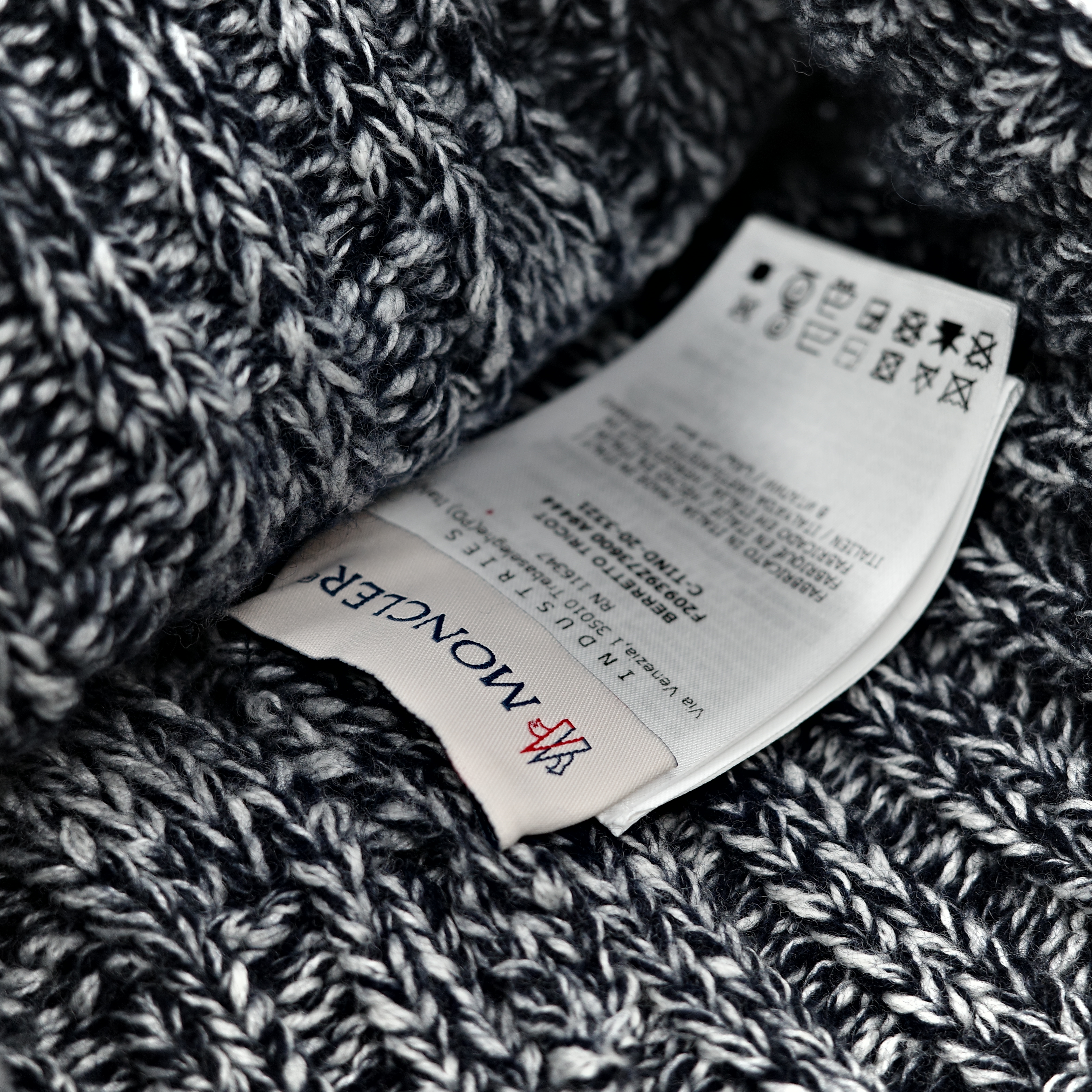 MONCLER 黑白毛帽-4