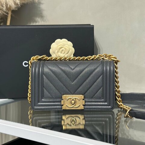 CHANEL Boy20 V紋粒面牛皮口蓋包 - 鐵灰金