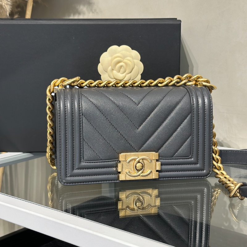 CHANEL Boy20 V紋粒面牛皮口蓋包 - 鐵灰金-1