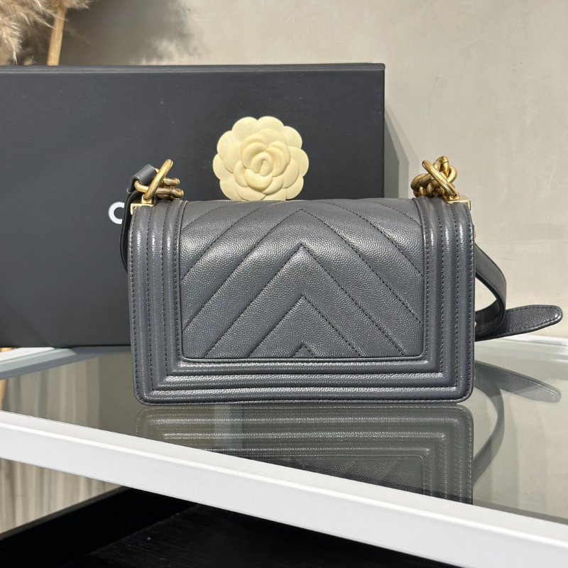 CHANEL Boy20 V紋粒面牛皮口蓋包 - 鐵灰金-3