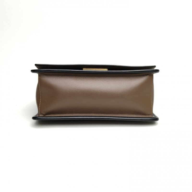 FENDI KANI金標Logo中號老花牛皮金扣肩背包-4