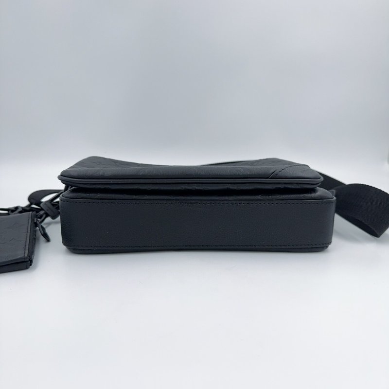 LV黑色牛皮壓紋黑武士郵差包M46602-5