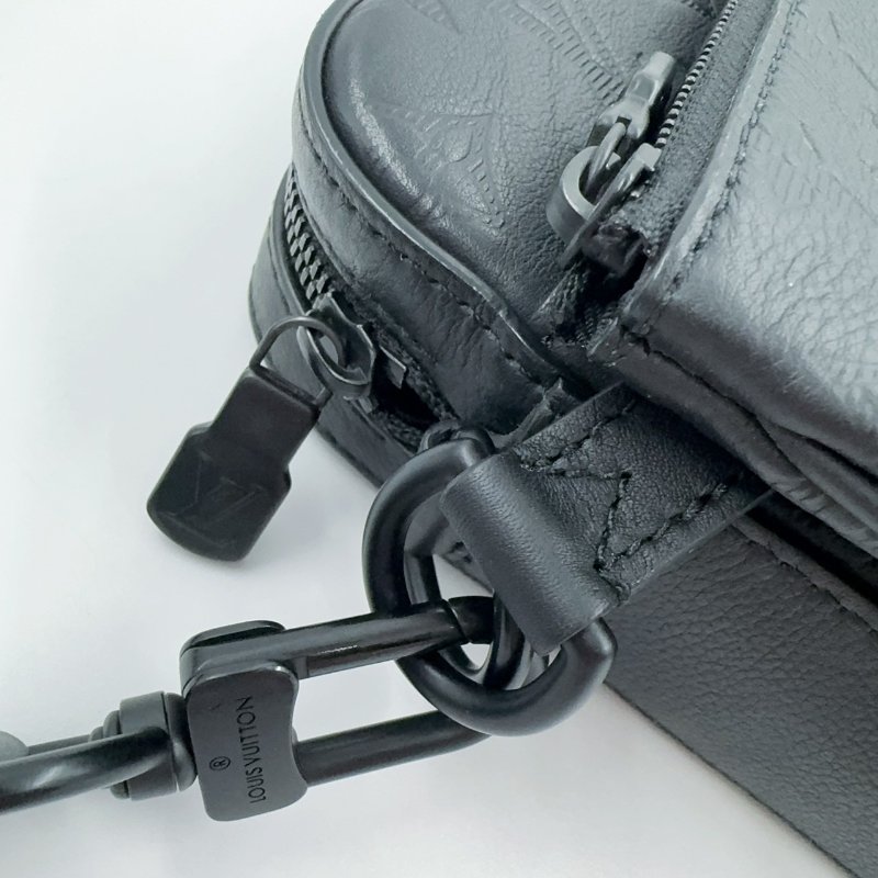 LV黑色牛皮壓紋黑武士郵差包M46602-17