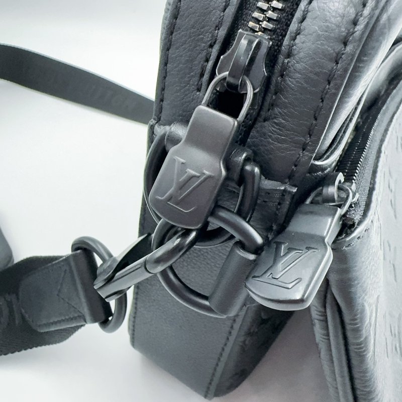 LV黑色牛皮壓紋黑武士郵差包M46602-19