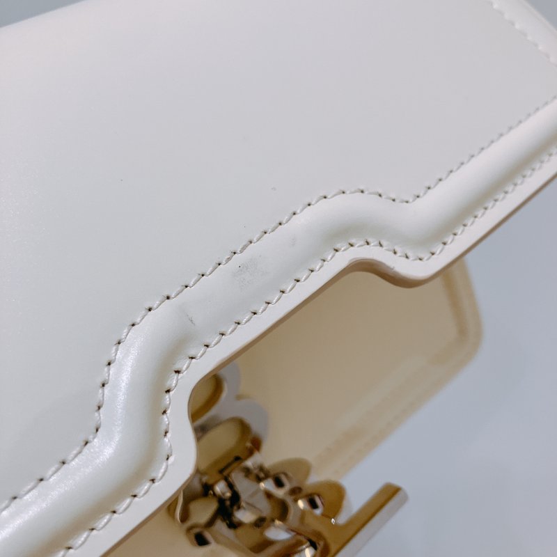 TK2031	博柏利 單肩或斜孭包 Burberry Elongated Mini Shoulder Bag Calf Beige x PHW-13