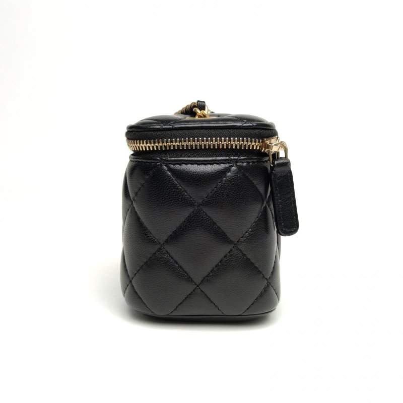 CHANEL 21B方盒子化妝包黑色羊皮30開金扣金球調節扣肩背包-1