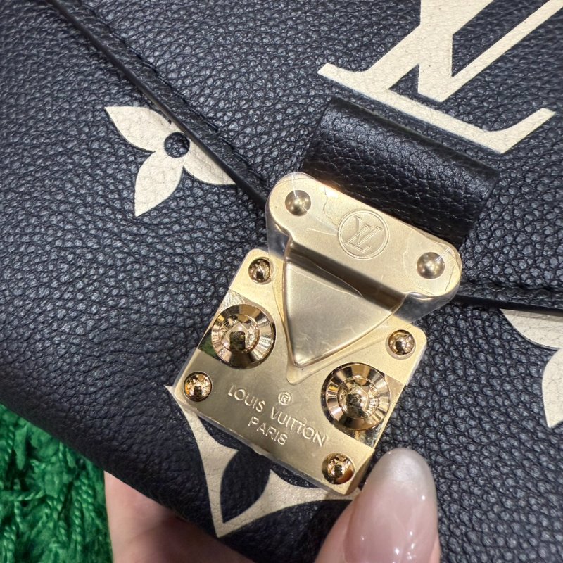 LOUIS VUITTON Pochette Metis East West 壓紋單肩包 全新-3