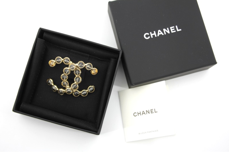 Chanel A24S 亞加力CC香檳金色透明胸針-1