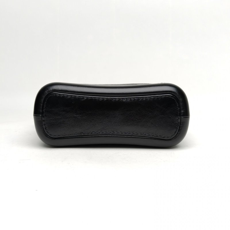 CHANEL GABRIELLE流浪小號黑色牛皮29開金銀扣寬LOGO肩背包-4