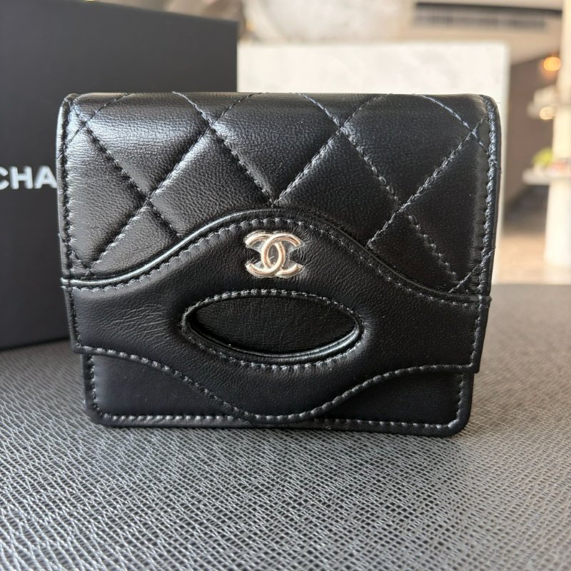 CHANEL 31系列牛皮卡包 黑色 晶片-1