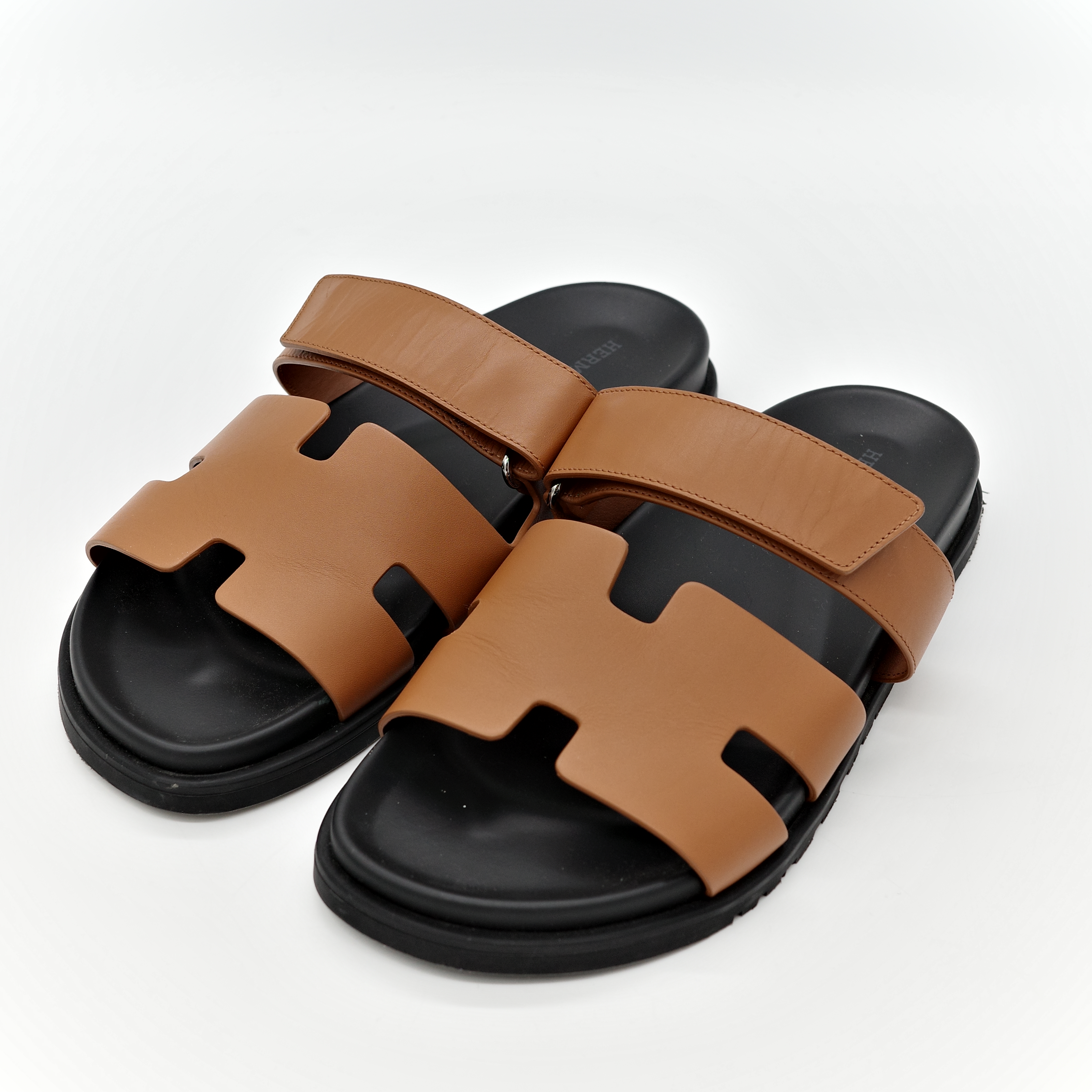 HERMES愛馬仕 Chypre sandal系列棕色 經典H LOGO小牛皮露趾涼鞋/二舅鞋-1