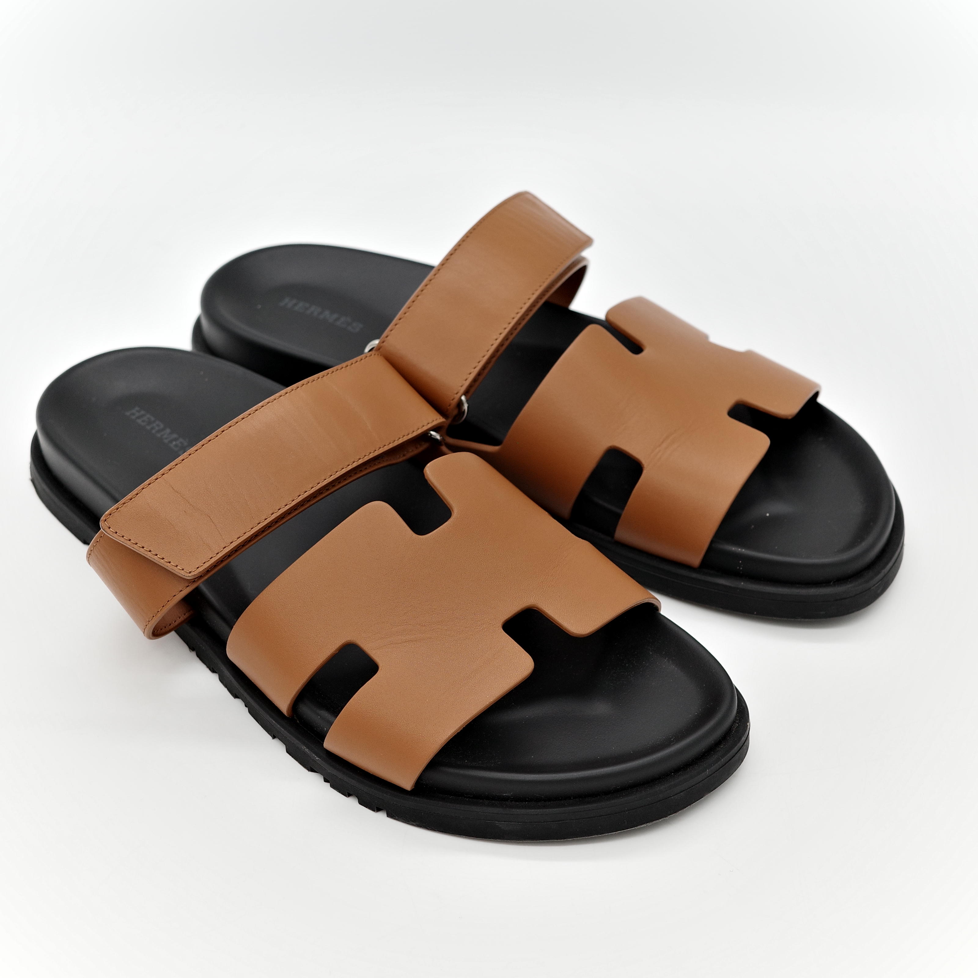 HERMES愛馬仕 Chypre sandal系列棕色 經典H LOGO小牛皮露趾涼鞋/二舅鞋-3