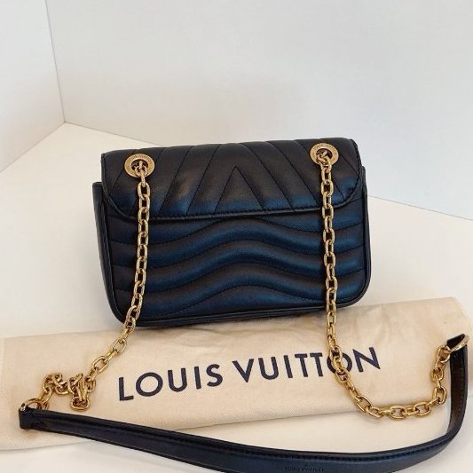 近新品 路易威登/Louis Vuitton 黑金小號New Wave Chain 純芯片鏈條款屁桃包-1