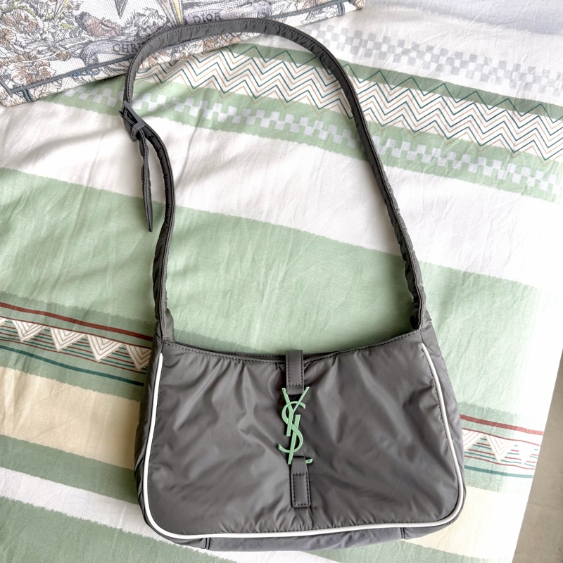 YSL Saint Laurent LE5A7 Hobo尼龍腋下包灰色-1