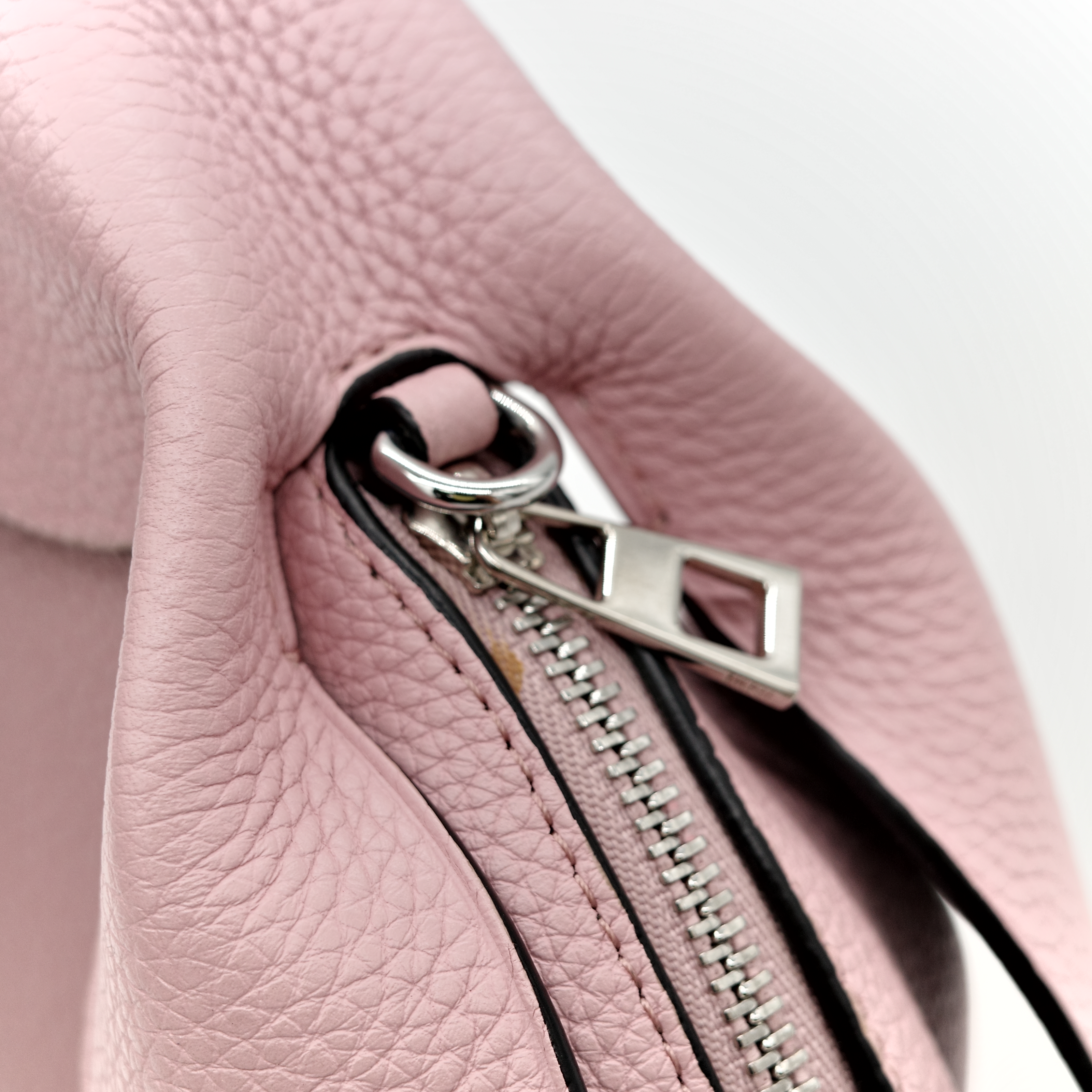 LOEWE 羅意威 粉紅色 兔兔包 斜背包-9