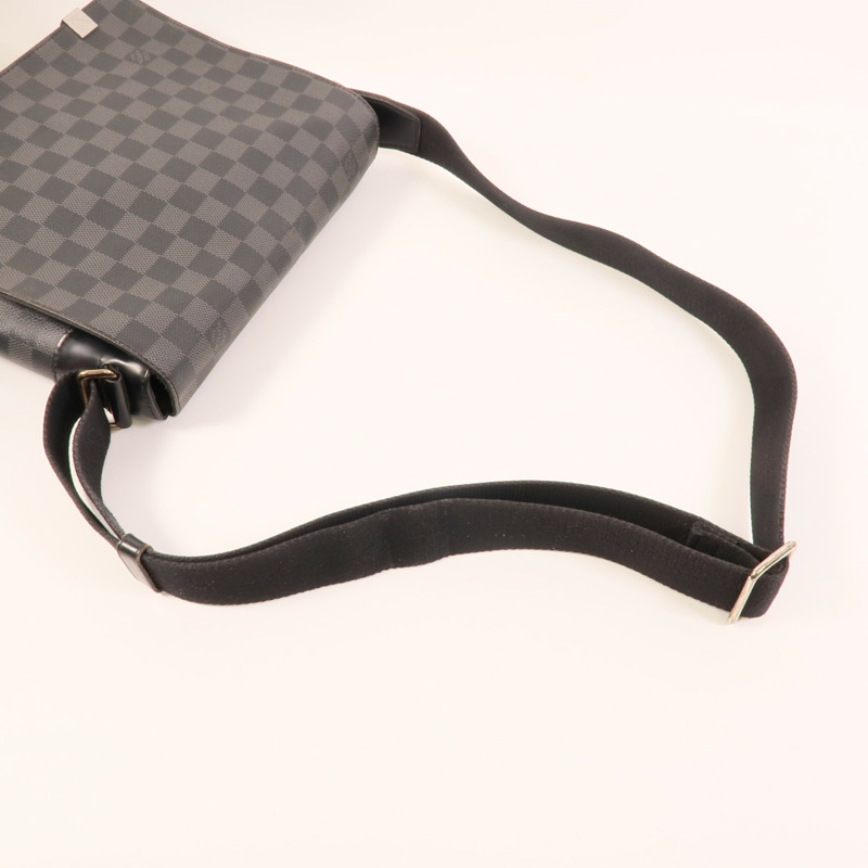 LOUIS VUITTON Damier Graphite Distrist PM銀扣肩背袋-4