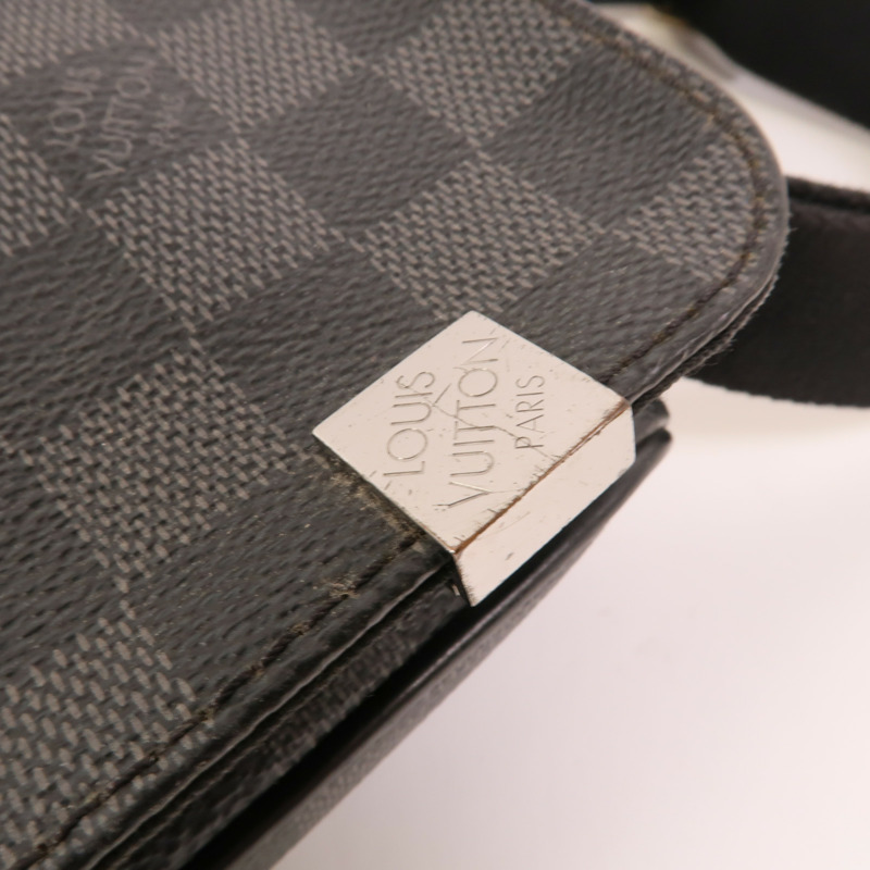 LOUIS VUITTON Damier Graphite Distrist PM銀扣肩背袋-9